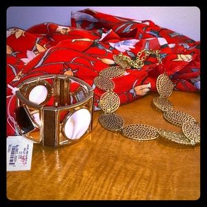 ⭐️3/$20 Gold/natural tone bracelet and earring set